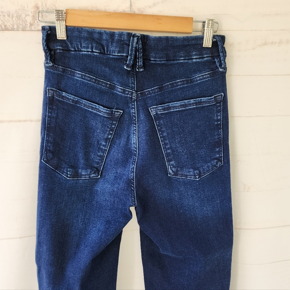 Good American Always Feels Good Classic Slim Straight Jeans - Picture 10 of 13